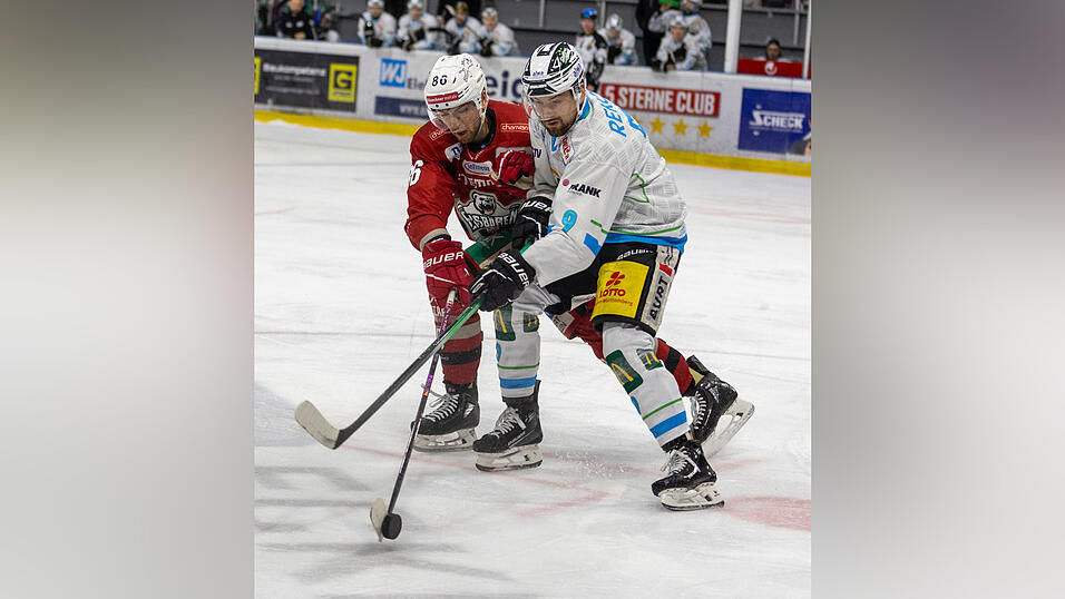 Vom Gegner zum Teamkollegen: Ryon Moser (hier in Wei&szlig;) kommt vom Ligakonkurrenten Bietigheim nach Regensburg.