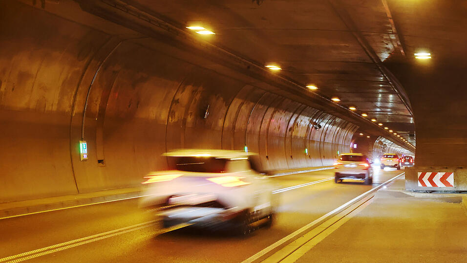Auch die reflektierende Wandbeschichtung und die Beleuchtung sollen erneuert werden - der Tunnel wird heller, sicherer und effizienter.
