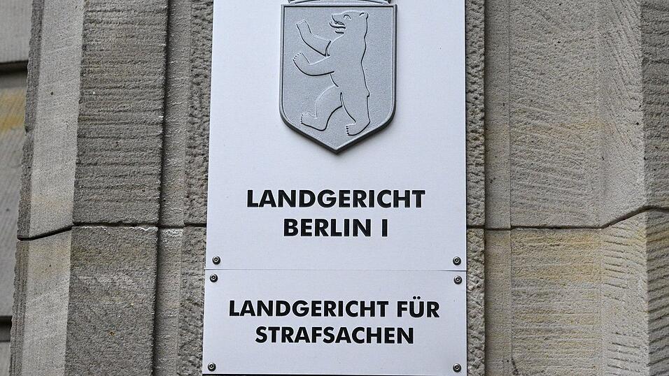Eine Autohändlerin, die die Wirtschaftssanktionen gegen Russland missachtet und zahlreiche Luxusfahrzeuge exportiert haben soll, steht vor Gericht. (Symbolbild) Eine Autohändlerin, die die Wirtschaftssanktionen gegen Russland missachtet und zahlreiche Luxusfahrzeuge exportiert haben soll, steht vor Gericht. (Symbolbild)