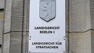 Eine Autohändlerin, die die Wirtschaftssanktionen gegen Russland missachtet und zahlreiche Luxusfahrzeuge exportiert haben soll, steht vor Gericht. (Symbolbild) Eine Autohändlerin, die die Wirtschaftssanktionen gegen Russland missachtet und zahlreiche Luxusfahrzeuge exportiert haben soll, steht vor Gericht. (Symbolbild)