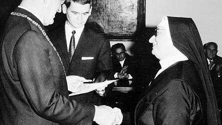 Theokla M&uuml;ller bei der Medaillen&uuml;bergabe mit OB Hermann Stiefvater (links) am 20. Dezember 1968.