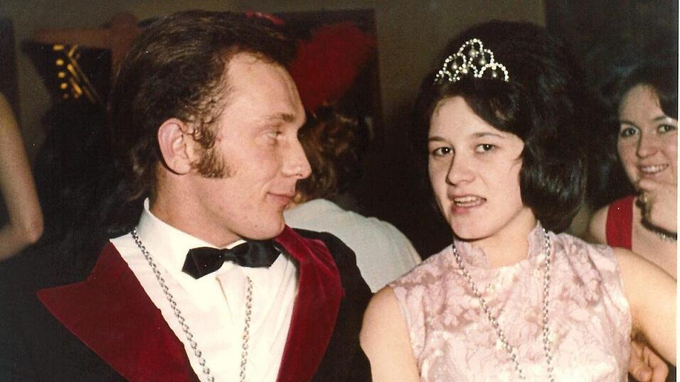 Das junge Paar hat im selben Jahr ihrer Regentschaft auch geheiratet. Das junge Paar hat im selben Jahr ihrer Regentschaft auch geheiratet.