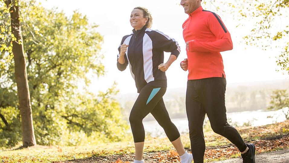 Gemeinsam Ziele setzen: Die Motivation beim Joggen steigern.