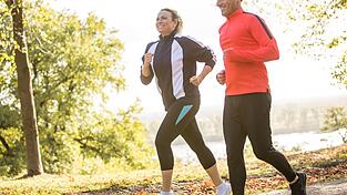 Gemeinsam Ziele setzen: Die Motivation beim Joggen steigern.