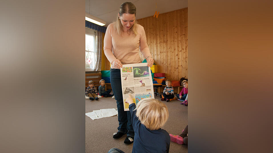 20 Kindergartenkinder des Städtischen Kindergartens in Sossau testen Anfang Januar für drei Wochen ein besonderes Projekt der Mediengruppe Straubinger Tagblatt//Landshuter Zeitung. Nach dem Zeitungsprojekt in Schulen starten die Redakteure der Jugend- und Schulredaktion das Pilotprojekt 'Zeitung im Kindergarten'. Besonderes Highlight: Zeitungsmaskottchen Paula Print. 20 Kindergartenkinder des Städtischen Kindergartens in Sossau testen Anfang Januar für drei Wochen ein besonderes Projekt der Mediengruppe Straubinger Tagblatt//Landshuter Zeitung. Nach dem Zeitungsprojekt in Schulen starten die Redakteure der Jugend- und Schulredaktion das Pilotprojekt 'Zeitung im Kindergarten'. Besonderes Highlight: Zeitungsmaskottchen Paula Print.