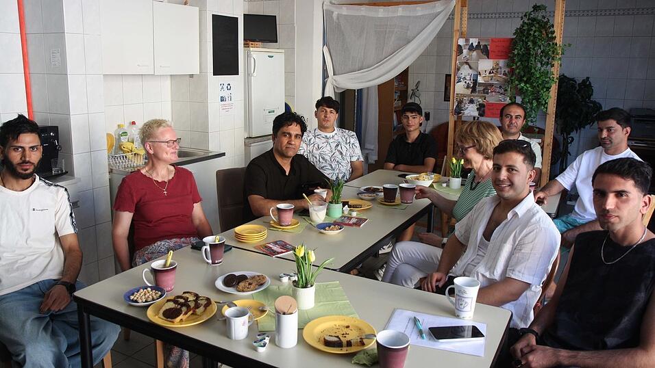 Bleibt ein wichtiger Anlaufpunkt: Das „Café international“ in Nandlstadt ganz in der Nähe der Kirche, hier gut besucht beim Fest der Sinne.