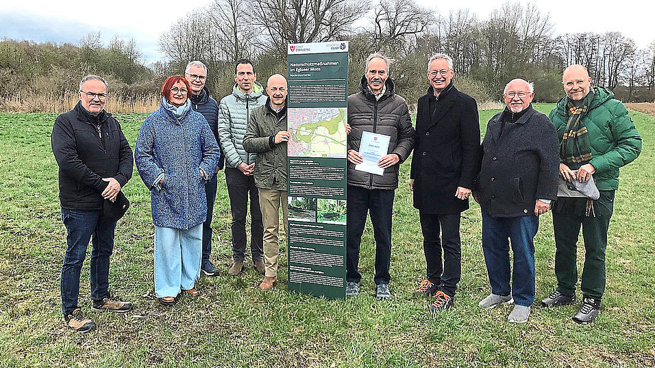 Weil er sich seit Jahrzehnten um den Erhalt des Eglseer Mooses verdient gemacht hat, wurde Carl Friedrich Max Beckmann (4. von rechts) von Oberb&uuml;rgermeister Markus Pannermayr (3. von rechts) und B&uuml;rgermeister Werner Sch&auml;fer (2. von rechts) geb&uuml;hrend geehrt.