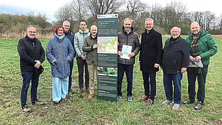 Weil er sich seit Jahrzehnten um den Erhalt des Eglseer Mooses verdient gemacht hat, wurde Carl Friedrich Max Beckmann (4. von rechts) von Oberb&uuml;rgermeister Markus Pannermayr (3. von rechts) und B&uuml;rgermeister Werner Sch&auml;fer (2. von rechts) geb&uuml;hrend geehrt.