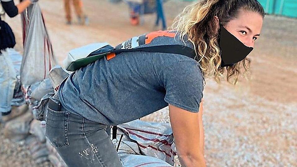 Isabella Schreiner arbeitet mit Maske an einem Wall gegen das Regenwasser, das fürs Wochenende erwartet wird. Viele Zelte im Camp sind nicht wasserfest. Isabella Schreiner arbeitet mit Maske an einem Wall gegen das Regenwasser, das fürs Wochenende erwartet wird. Viele Zelte im Camp sind nicht wasserfest.