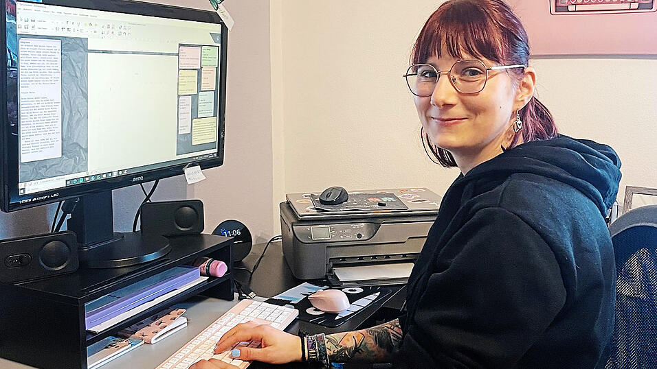 Die Schreibstunden verbringt Bettina Auer in ihrem Arbeitszimmer an ihrem Computer. Dort reihen sich die Kapitel zu einem Buch aneinander.