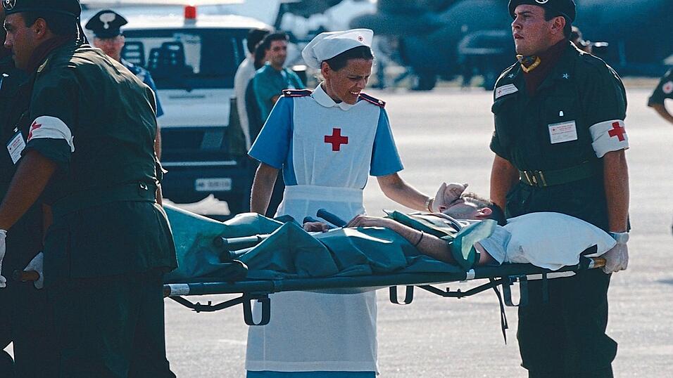 Ein Verletzter wird von Ärzten während des Bosnien-Krieges in Sarajevo abtransportiert. Laut eines Ex-Geheimdienstlers sollen an manchen Tötungen auch Touristen aus Deutschland beteiligt gewesen sein.