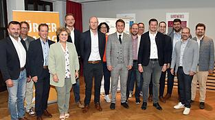 Die neu gewählte Vorstandschaft der Freien Wähler mit dem 1. Vorsitzenden Michael Schwarzfischer aus Walderbach (Sechster von links). Die neu gewählte Vorstandschaft der Freien Wähler mit dem 1. Vorsitzenden Michael Schwarzfischer aus Walderbach (Sechster von links).