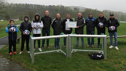 SG-Jugendleiter Thomas Schnagl (Mitte) erhält eine Ehrung durch den BFV und den DFB, worüber sich Bürgermeister Michael Schwarzfischer, die SG-Vorstände Bernhard Lanzl und Andreas Rogalski sowie Betreuer Thomas Stauber und natürlich die SG-Jugendspieler freuen. Der Verein bekommt zudem zwei Minitore und fünf Fußbälle.