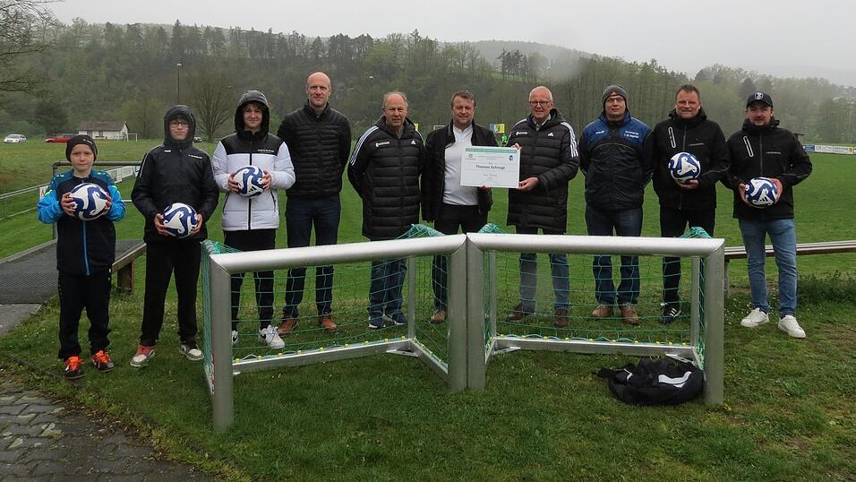 SG-Jugendleiter Thomas Schnagl (Mitte) erhält eine Ehrung durch den BFV und den DFB, worüber sich Bürgermeister Michael Schwarzfischer, die SG-Vorstände Bernhard Lanzl und Andreas Rogalski sowie Betreuer Thomas Stauber und natürlich die SG-Jugendspieler freuen. Der Verein bekommt zudem zwei Minitore und fünf Fußbälle. SG-Jugendleiter Thomas Schnagl (Mitte) erhält eine Ehrung durch den BFV und den DFB, worüber sich Bürgermeister Michael Schwarzfischer, die SG-Vorstände Bernhard Lanzl und Andreas Rogalski sowie Betreuer Thomas Stauber und natürlich die SG-Jugendspieler freuen. Der Verein bekommt zudem zwei Minitore und fünf Fußbälle.