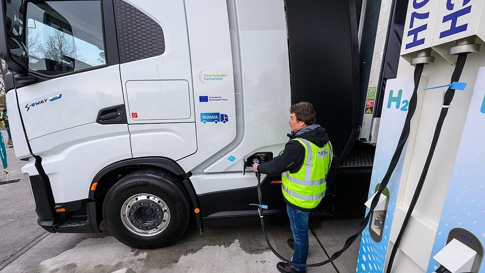 Der Schwerlastverkehr gilt als wichtiger Einsatzbereich f&uuml;r Wasserstoff. (Archivbild)