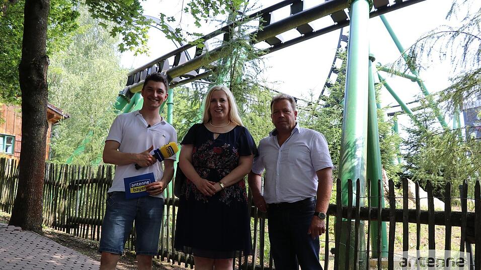 Mut und Reaktionsschnelligkeit für den guten Zweck: Bürgermeisterin Josefa Schmid (Mitte), Antenne Bayern-Redakteur Kevin Jackson (li.) und Walter Kagerbauer (re) vom Bayern-Park Mut und Reaktionsschnelligkeit für den guten Zweck: Bürgermeisterin Josefa Schmid (Mitte), Antenne Bayern-Redakteur Kevin Jackson (li.) und Walter Kagerbauer (re) vom Bayern-Park