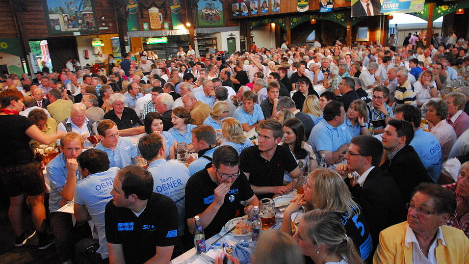 Die örtliche CSU-Politprominenz und viele weitere Menschen kamen in die Rampl-Halle um den bayerischen Ministerpräsidenten zuzuhören.