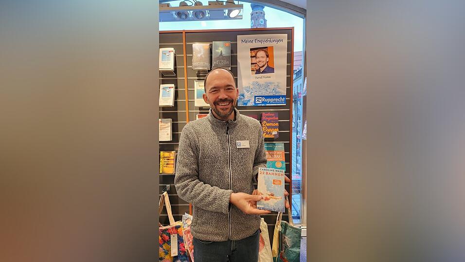 Bernd Kühne mit dem Buch '22 Bahnen' von Caroline Wahl. Bernd Kühne mit dem Buch '22 Bahnen' von Caroline Wahl.