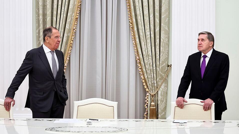 Außenminister Lawrow (l.) und Präsidentenberater Uschakow führen die russische Delegation an. (Archivbild)