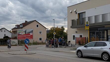 Auf dieser Straßenseite müsste die Tür des Kindergartens liegen, dann wäre Tempo 30 kein Problem. Die Verkehrsinsel wurde laut Anwohnern vor kurzem von einem Auto einfach überfahren. Auf dieser Straßenseite müsste die Tür des Kindergartens liegen, dann wäre Tempo 30 kein Problem. Die Verkehrsinsel wurde laut Anwohnern vor kurzem von einem Auto einfach überfahren.