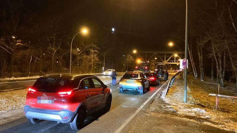 Traktoren blockieren die Wittstraße in Landshut.