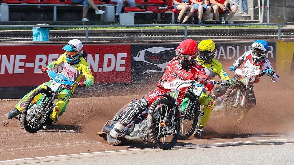 Der Schwede Kim Nilsson (roter Helmüberzug), der Italiener Paco Castagna (blau) und ihre 'Teufel' werden ab Ostern wieder regelmäßig ihre Runden in der OneSolar-Arena Ellermühle drehen. Der Schwede Kim Nilsson (roter Helmüberzug), der Italiener Paco Castagna (blau) und ihre 'Teufel' werden ab Ostern wieder regelmäßig ihre Runden in der OneSolar-Arena Ellermühle drehen.