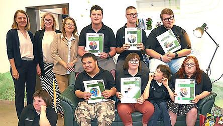 Die „Couch-Potatoes“ müssen sich nun neue Sitzmöbel suchen, dafür wurden sie in der Schule vorbereitet. Schulleiterin Felicitas Klenk (links) übergibt die Abschlusszeugnisse zum letzten Mal.