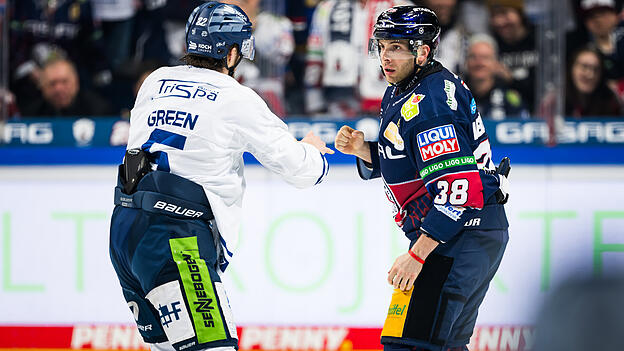 Vorher waren es Green und ein Berliner, jetzt sind es andere Spieler der Mannschaft. Lipon darf nun auf die Strafbank, auf Seiten von Berlin ist es Fontaine. Vorher waren es Green und ein Berliner, jetzt sind es andere Spieler der Mannschaft. Lipon darf nun auf die Strafbank, auf Seiten von Berlin ist es Fontaine.
