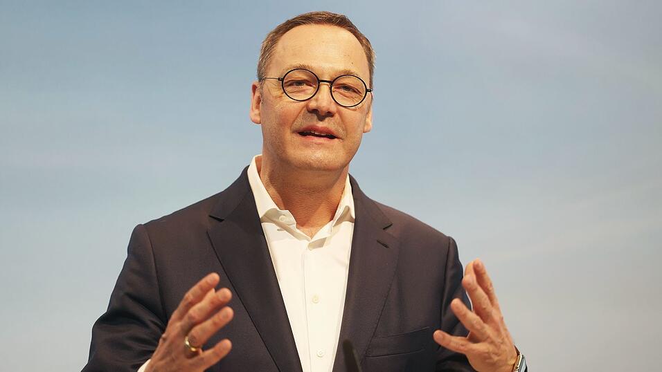 Der fr&uuml;here Stahlmanager Bernhard Osburg hat inzwischen bei DB Cargo das Sagen und will die Kehrtwende schaffen. (Archivbild)