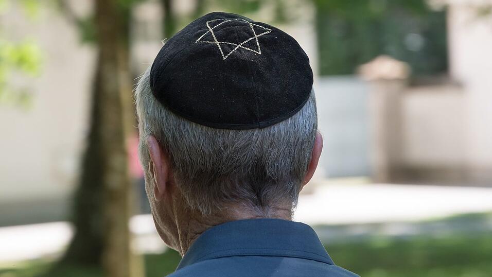 Trotz eines Rückgangs im vergangenen Jahr ist die Zahl der antisemitischen Straftaten in Bayern seit 2022 deutlich gestiegen. (Symbolbild) Trotz eines Rückgangs im vergangenen Jahr ist die Zahl der antisemitischen Straftaten in Bayern seit 2022 deutlich gestiegen. (Symbolbild)
