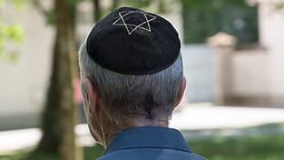 Trotz eines Rückgangs im vergangenen Jahr ist die Zahl der antisemitischen Straftaten in Bayern seit 2022 deutlich gestiegen. (Symbolbild) Trotz eines Rückgangs im vergangenen Jahr ist die Zahl der antisemitischen Straftaten in Bayern seit 2022 deutlich gestiegen. (Symbolbild)