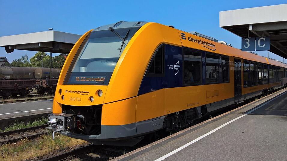 Die Oberpfalzbahn ist eine Marke der Länderbahn im Konzern der Regentalbahn. Sie führt den Eisenbahnregionalverkehr rund um Cham und im dortigen Grenzgebiet auf insgesamt drei Linien durch. Die Oberpfalzbahn ist eine Marke der Länderbahn im Konzern der Regentalbahn. Sie führt den Eisenbahnregionalverkehr rund um Cham und im dortigen Grenzgebiet auf insgesamt drei Linien durch.