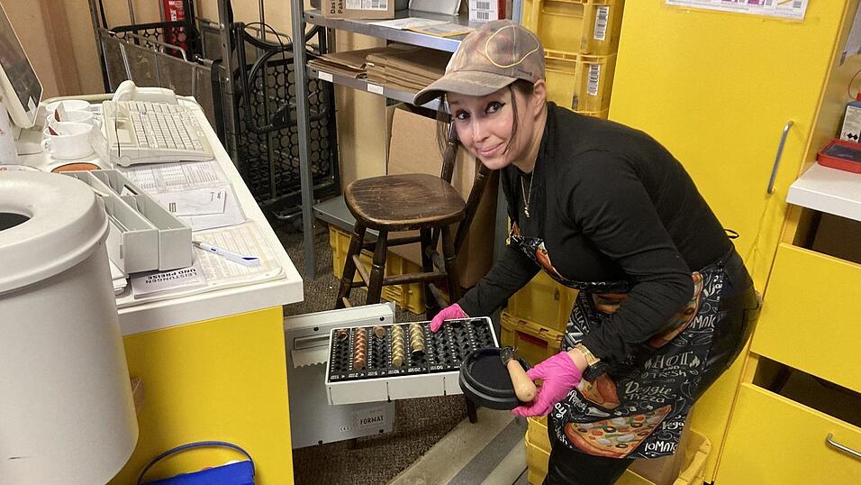 Freizeitland-Chefin Alexandra Kreitmeier: Im aufgebrochenen Tresor der Post-Annahme ist nur noch etwas M&uuml;nzgeld &uuml;brig.