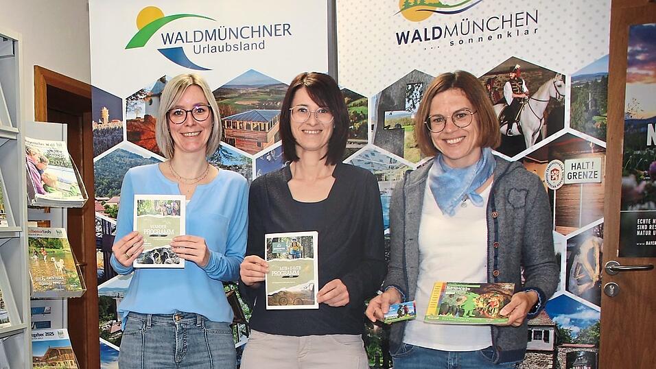 Catalin Heumann, Manuela Schmidt und Tanja Dietl (von links) stellten die drei interessanten Programme für Kinder, Wanderer und Mountainbiker vor. Catalin Heumann, Manuela Schmidt und Tanja Dietl (von links) stellten die drei interessanten Programme für Kinder, Wanderer und Mountainbiker vor.