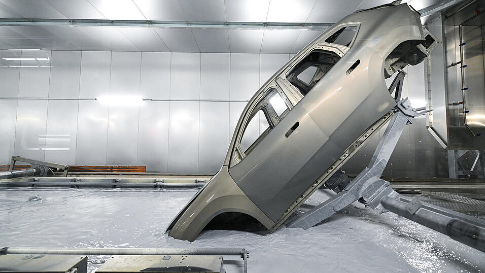 Die Lackiererei verzichtet auf Erdgas und läuft stattdessen mit Strom aus erneuerbaren Energien. Die Lackiererei verzichtet auf Erdgas und läuft stattdessen mit Strom aus erneuerbaren Energien.