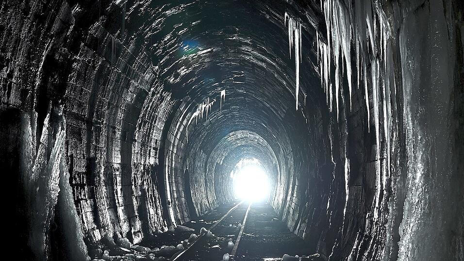 Etwas „Licht am Ende des Tunnels“ (Symbolfoto) sieht die Landrätin in Bezug auf die Kreisfinanzen. Von Euphorie ist sie aber Lichtjahre entfernt.