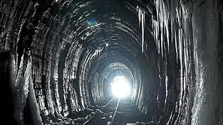 Etwas „Licht am Ende des Tunnels“ (Symbolfoto) sieht die Landrätin in Bezug auf die Kreisfinanzen. Von Euphorie ist sie aber Lichtjahre entfernt. Etwas „Licht am Ende des Tunnels“ (Symbolfoto) sieht die Landrätin in Bezug auf die Kreisfinanzen. Von Euphorie ist sie aber Lichtjahre entfernt.