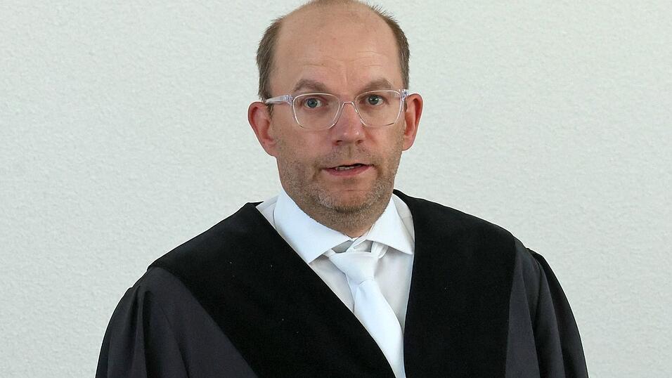 Der Vorsitzende Richter Holger Schütt warnte die Zuschauer vor Beginn des Prozesses vor schwer zu ertragenen Fotos, die gezeigt würden. Der Vorsitzende Richter Holger Schütt warnte die Zuschauer vor Beginn des Prozesses vor schwer zu ertragenen Fotos, die gezeigt würden.