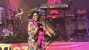 Macy Gray in Outfit Nummer zwei auf der Bühne.