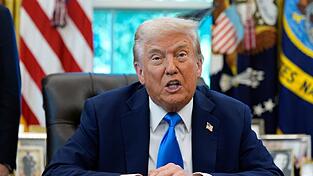 US-Präsident Trump sieht sich als Opfer einer medialen Hetzkampagne. US-Präsident Trump sieht sich als Opfer einer medialen Hetzkampagne.