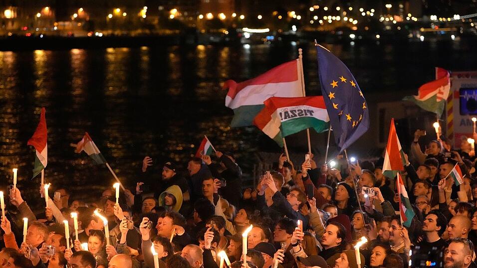 Tausende Ungarn jubelten in Budapest nach dem Wahlsieg der Tisza-Partei. (Archivbild)
