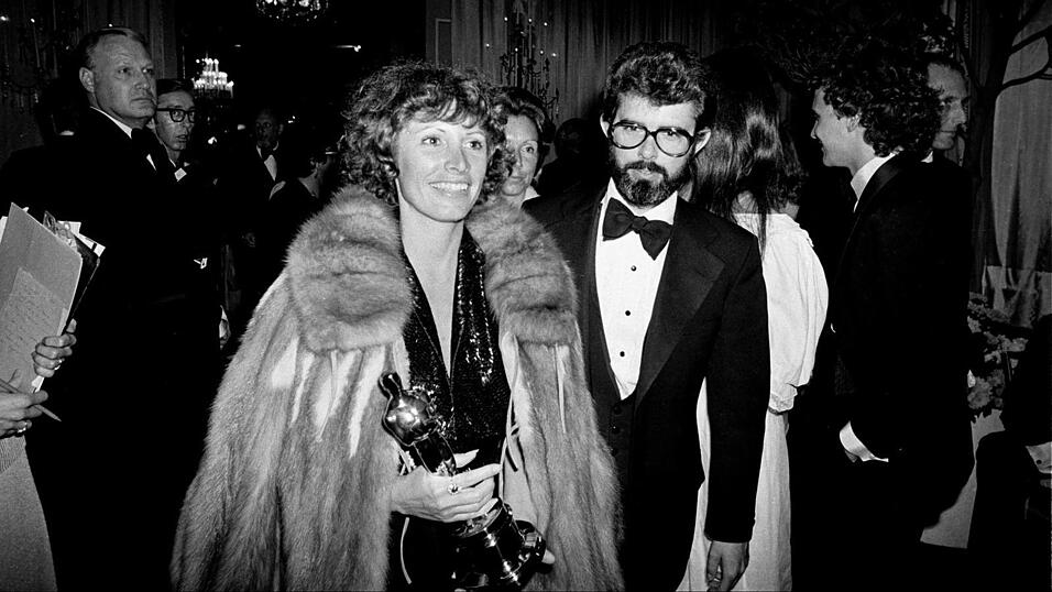 Marcia Lucas, damalige Ehefrau von Regisseur George Lucas (r), tr&auml;gt ihre Oscar-Statuette am 4. April 1978 zu einer Party nach der Oscarverleihung im Beverly Hilton Hotel.