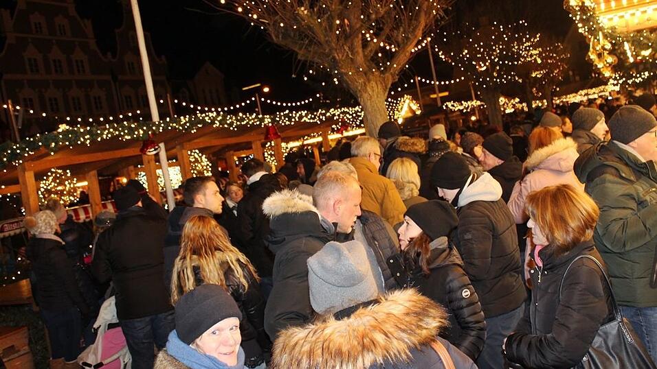 Der Christkindlmarkt und die Weihnachtspyramide geh&ouml;ren in der Adventszeit zu den beliebtesten Treffpunkten in Landshut.