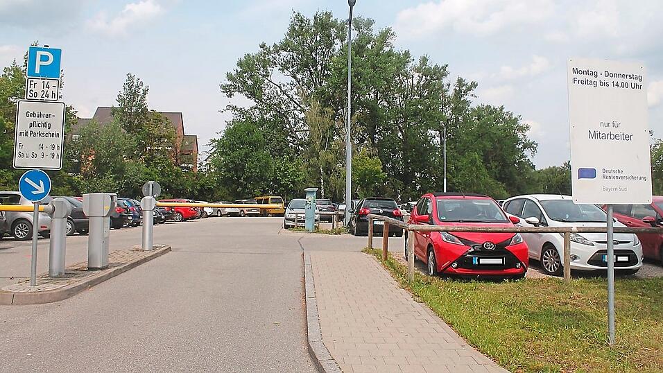 Steht die große Parkfläche an der Podewilsstraße vor einer (teilweise) neuen Nutzung? In der Stadt denkt man an verschiedene Möglichkeiten der Bebauung. Steht die große Parkfläche an der Podewilsstraße vor einer (teilweise) neuen Nutzung? In der Stadt denkt man an verschiedene Möglichkeiten der Bebauung.