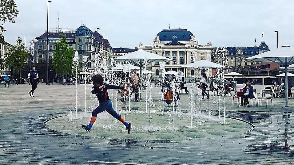 Wasserspiele - wie hier in Zürich - sind laut Klimaanpassungskonzept ein 'geeigneter Beitrag, der städtischen Überwärmung in sommerlichen Hitzeperioden entgegenzuwirken'. Wasserspiele - wie hier in Zürich - sind laut Klimaanpassungskonzept ein 'geeigneter Beitrag, der städtischen Überwärmung in sommerlichen Hitzeperioden entgegenzuwirken'.