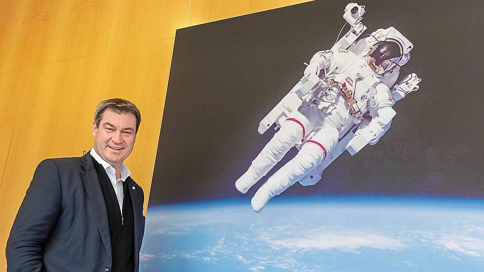 Große Pläne: Ministerpräsident Markus Söder (CSU) im Jahr 2019 vor dem Foto eines Astronauten in der Münchner Staatskanzlei. Große Pläne: Ministerpräsident Markus Söder (CSU) im Jahr 2019 vor dem Foto eines Astronauten in der Münchner Staatskanzlei.