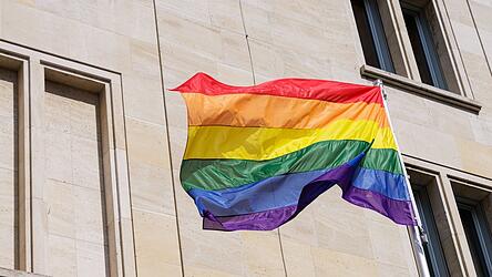 Bunt, laut, sichtbar: Der Christopher Street Day will bereits seit Jahrzehnten ein Zeichen für Vielfalt und Akzeptanz setzen.
