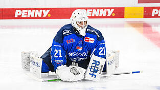 Straubings Goalie Sebastian Wieber wärmt sich auf. Straubings Goalie Sebastian Wieber wärmt sich auf.