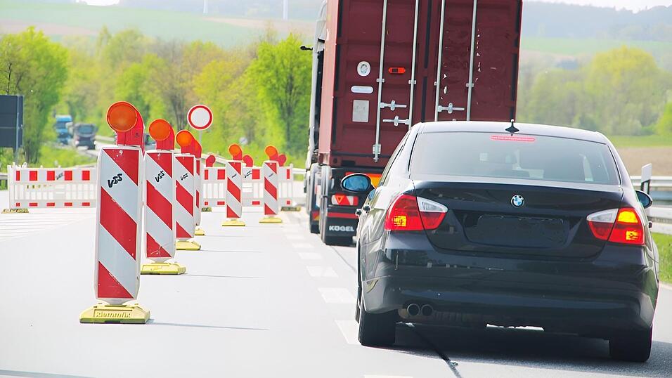 Ab hier ist die B20 gesperrt. Bei Mettenhausen müssen die Fahrzeuge von der Bundesstraße abfahren. Ab hier ist die B20 gesperrt. Bei Mettenhausen müssen die Fahrzeuge von der Bundesstraße abfahren.