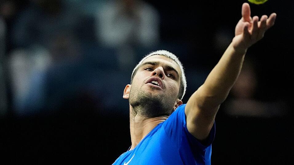 Carlos Alcaraz gewinnt sein Erstrundenmatch in Tokio trotz zwischenzeitlicher Probleme mit dem Fuß. (Archivbild)